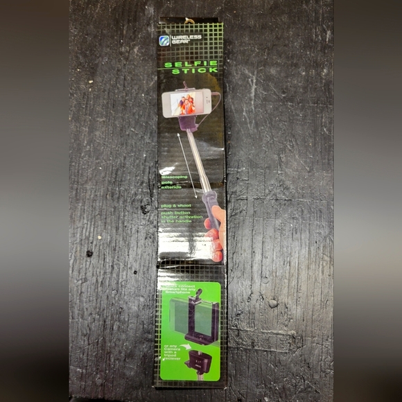 Wireless Gear Selfie Stick - Picture 1 of 5